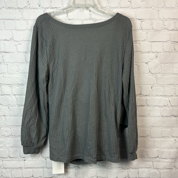 BloomChic Gray Crossover Hem Waffle Knit Long Sleeve Top Plus Size 1X - Picture 6 of 6